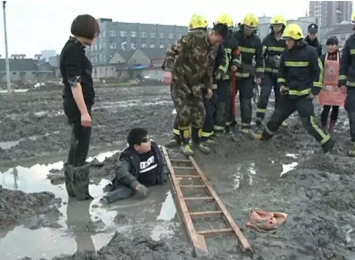 男孩深陷泥潭 ,别人越拉他陷得越深