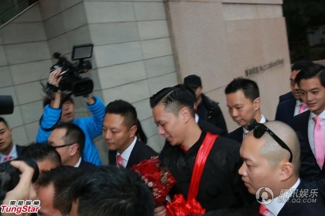 胡杏儿大婚穿中式喜服 与老公甜蜜亲吻(组图)