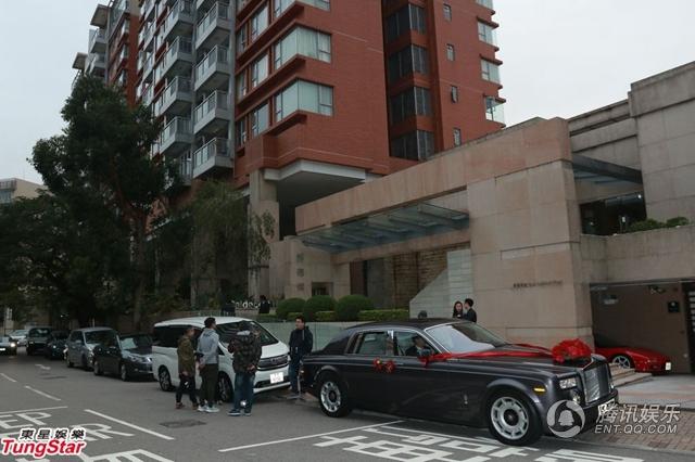 胡杏儿大婚穿中式喜服 与老公甜蜜亲吻(组图)