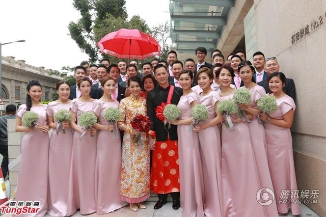 胡杏儿大婚穿中式喜服 与老公甜蜜亲吻(组图)