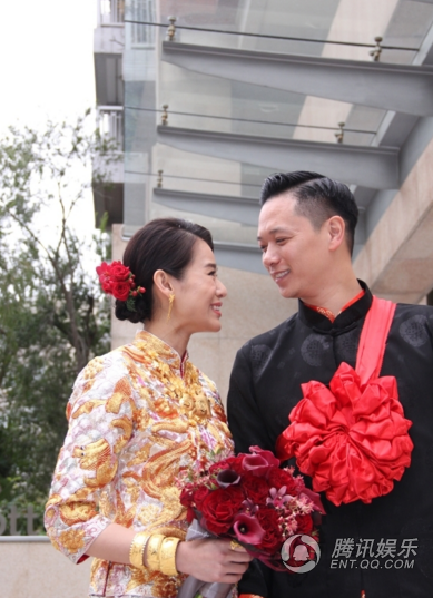 胡杏儿大婚穿中式喜服 与老公甜蜜亲吻(组图)