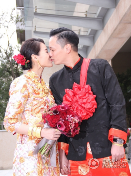 胡杏儿大婚穿中式喜服 与老公甜蜜亲吻(组图)