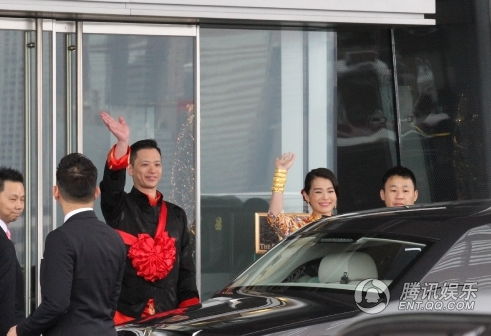 胡杏儿大婚穿中式喜服 与老公甜蜜亲吻(组图)