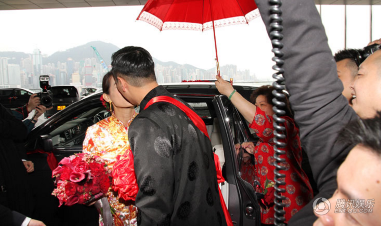 胡杏儿大婚穿中式喜服 与老公甜蜜亲吻(组图)