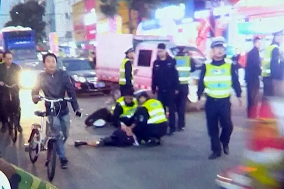 中山男子开车撞人 交警被撞飞十多米