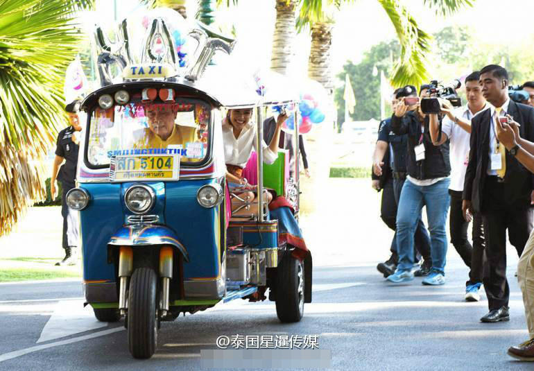 泰总理巴育开“三蹦子” 载环球小姐游总理府(图)