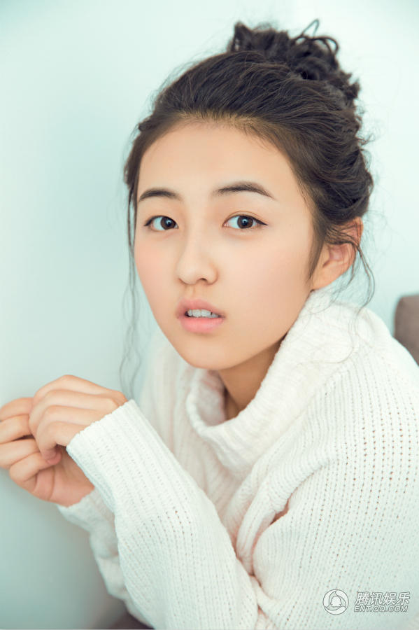 高清:张子枫曝文艺写真 清新纯美展温暖笑容