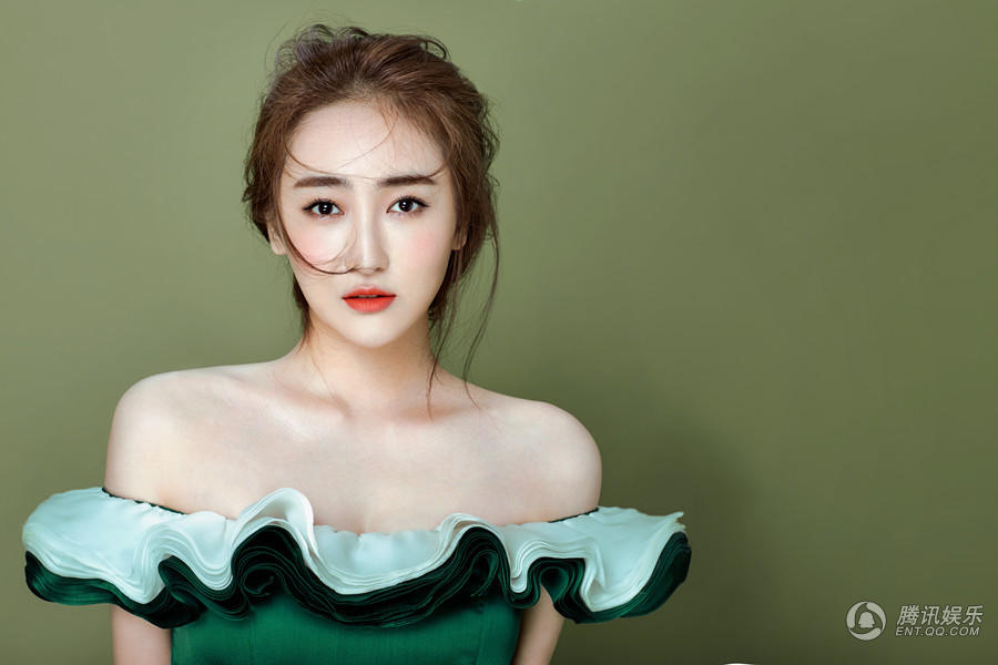 高姝瑶曝时尚性感小露酥胸长裙魅惑透明性感大片图片