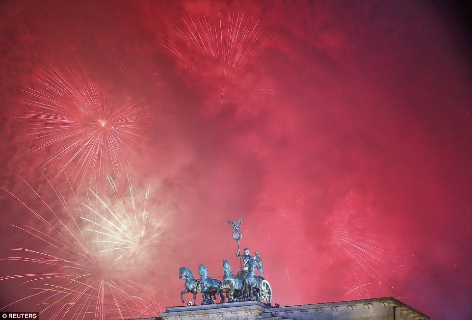 世界各地喜迎新年 北京太庙举行灯光秀(高清组图)