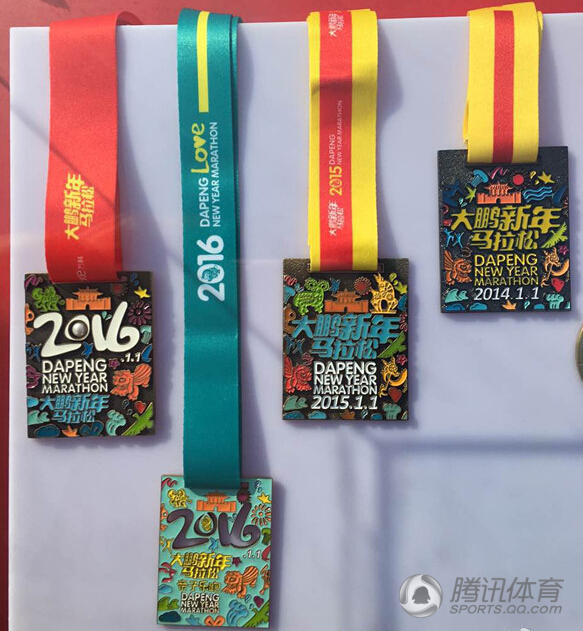 高清:新年第一跑!财神寿星亮相大鹏马拉松-浙江体育在线-浙江在线