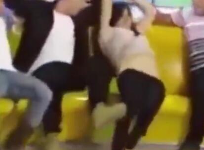 看天下:女子裤子滑落 没穿内裤场面尴尬