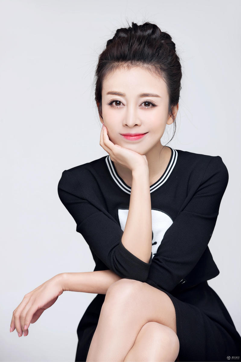 高清:贾媛媛爆少女新年写真 丸子头娇俏惹人爱