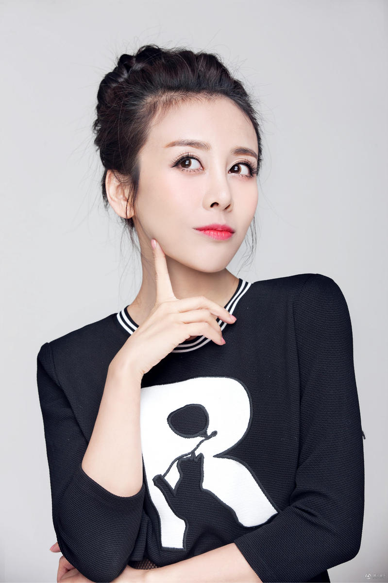 高清:贾媛媛爆少女新年写真 丸子头娇俏惹人爱