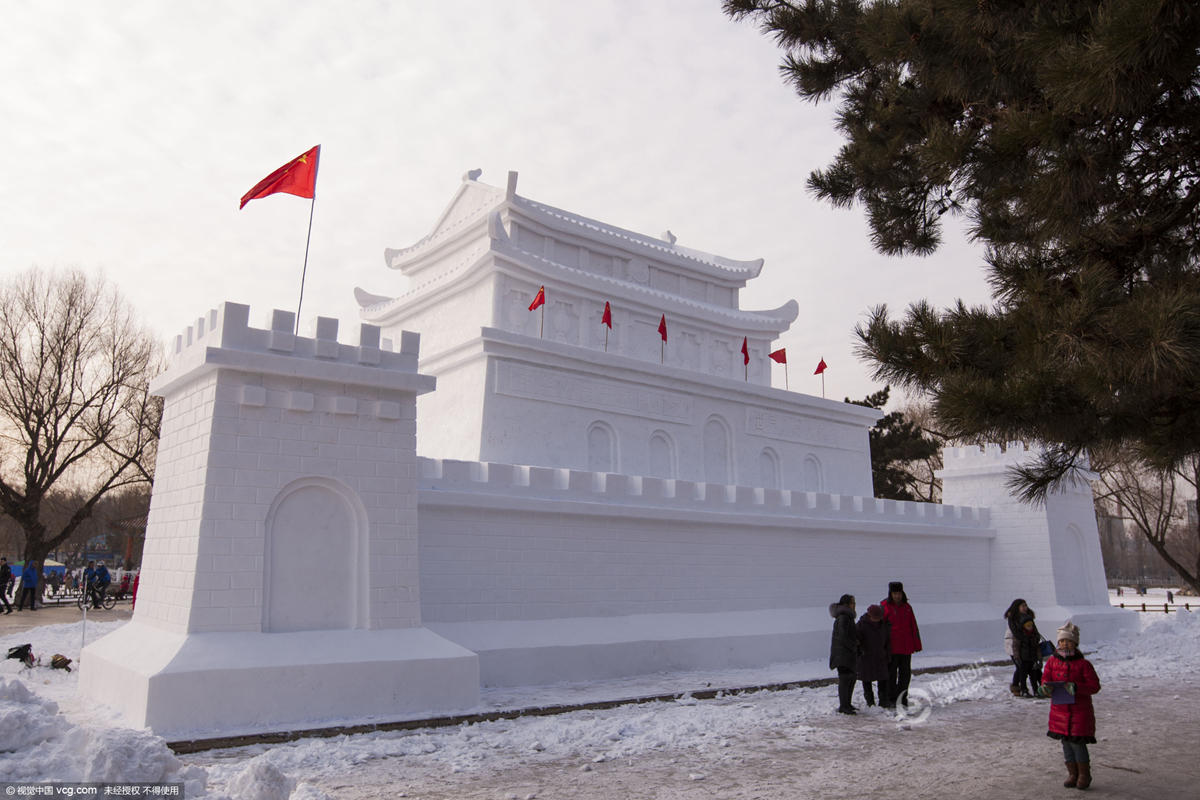 长春一公园建雪雕山寨天安门 城楼插满红旗(组图)