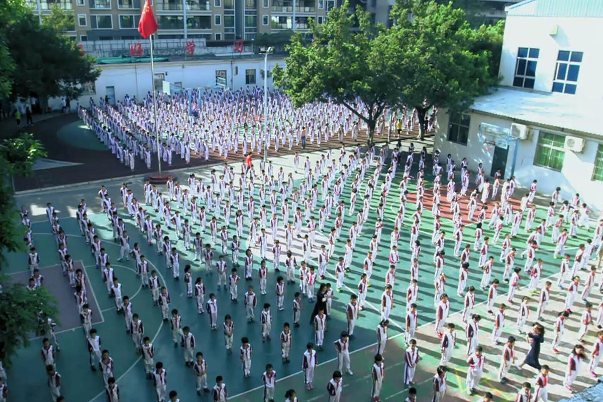 谢华将花式足球带到了小学校园,在汕头市蓝天小学,浮东小学,月季小学