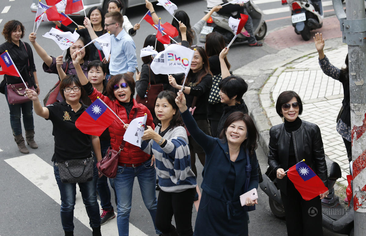 朱立伦首次上街拜票 民调落后蔡英文20%以上(图)