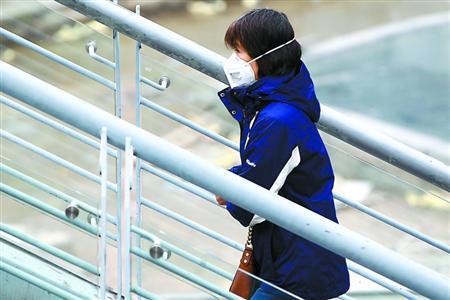 日前,上海雾霾指数飙升,市民选择佩戴口罩出行
