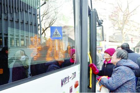 昨起无轨电车20路并线延伸 新终点站万航渡路