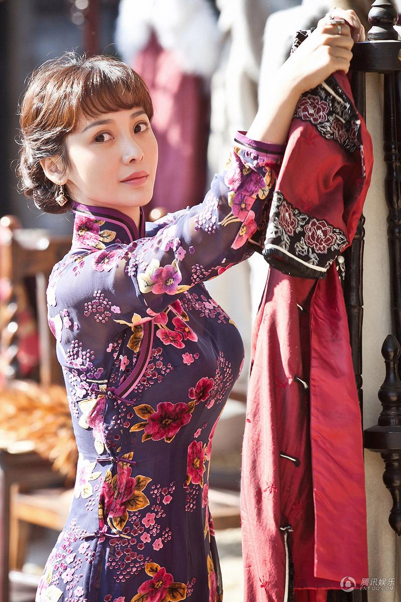 组图:柳岩穿中国风旗袍 紧身透视显现玲珑身材