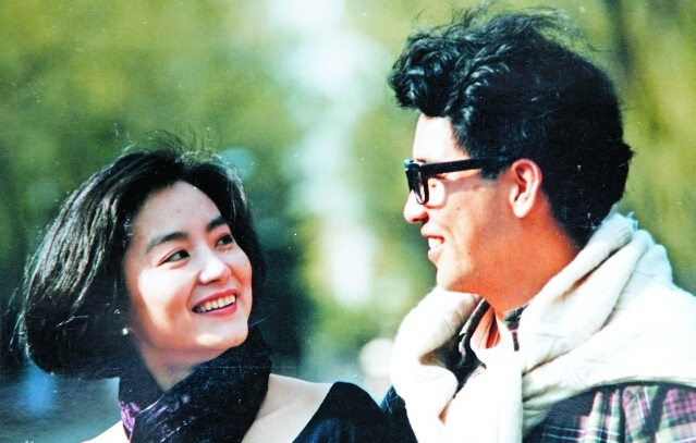 林青霞与秦汉旧照曝光 深情对视引众人感叹 - 国内新闻 - 中国日报网