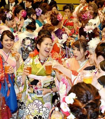 日本年度成人式 美少女和服诱惑有人抱娃参加 6park Com