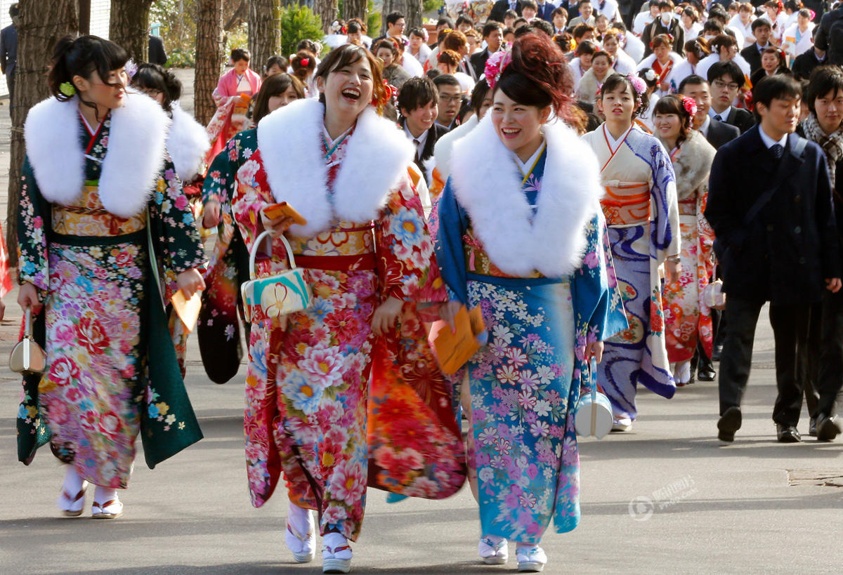 日本年度成人式 美少女和服诱惑有人抱娃参加 6park Com