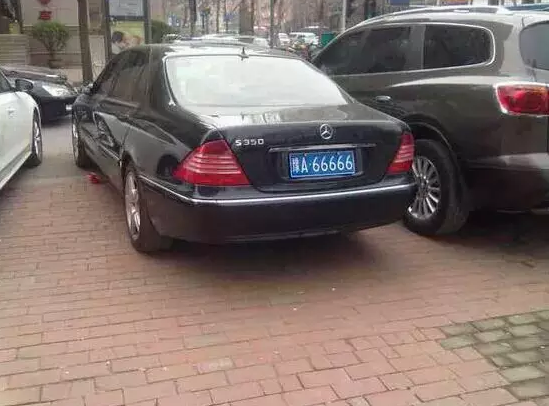 豫a66666,奔驰s350,奔驰s系,起码一百万以上;这车牌寓意真好,66大顺