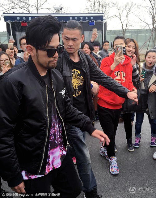 周杰伦黑超遮面获粉丝簇拥 临走不忘挥手道别
