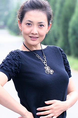 组图:43岁牛莉台下看节目 肤白貌美实现逆生长