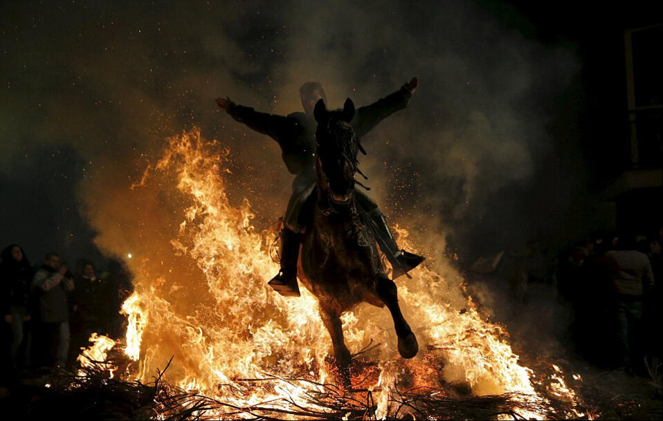 西班牙传统节日骑马穿火海 如战争大片 - AcFu