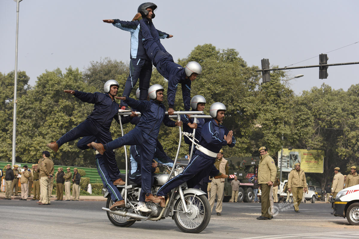 58人骑一辆摩托车，甚至上演花样表演，为何印度阅兵钟爱摩托车？_搜狐汽车_搜狐网