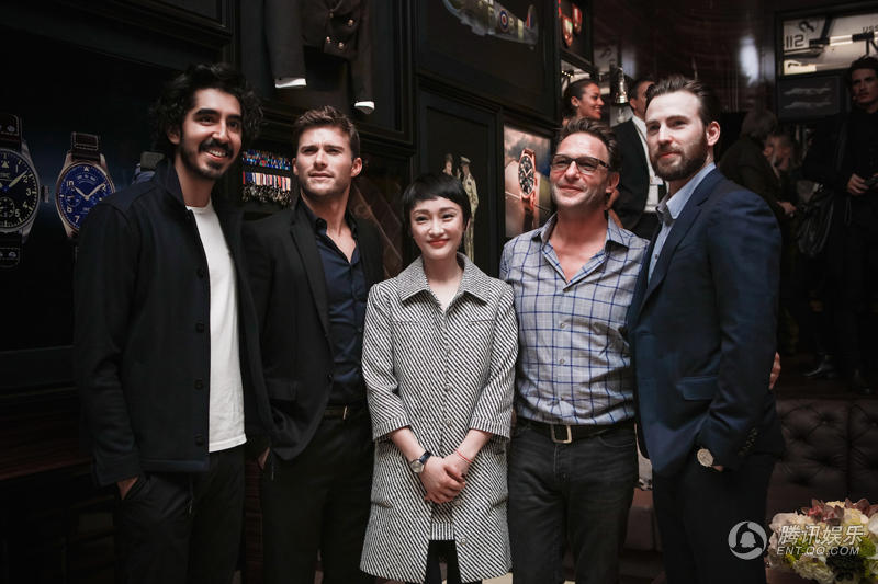  周迅帅气 裤装 现身瑞士  尽显女神范儿_扬子晚报