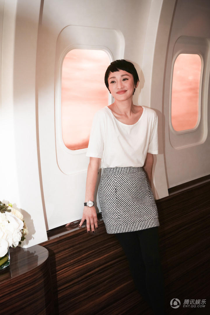  周迅帅气 裤装 现身瑞士  尽显女神范儿_扬子晚报