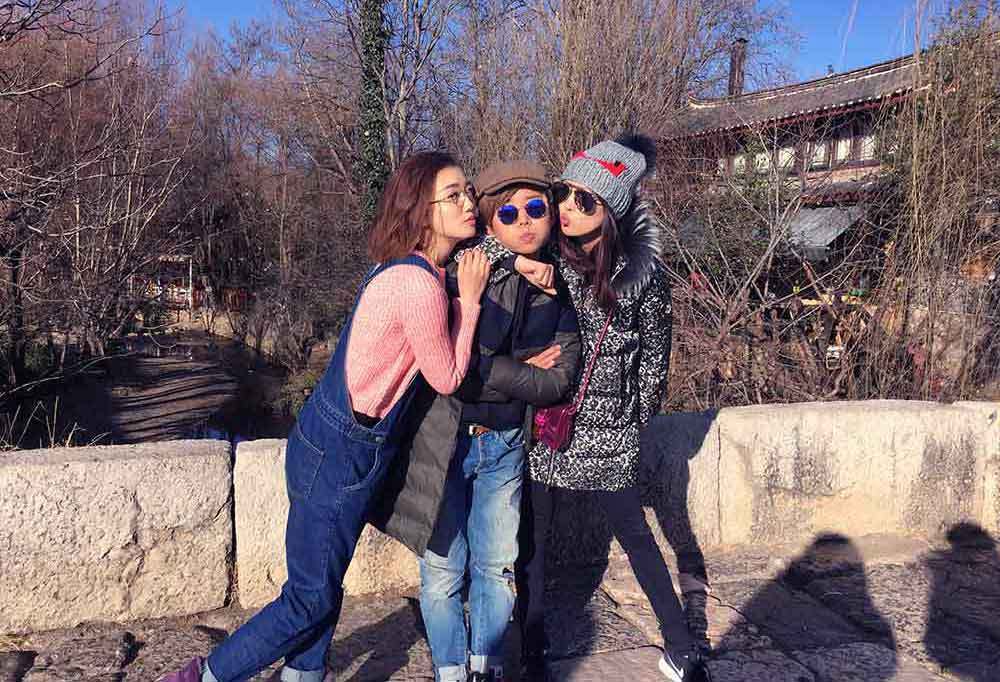 组图:童瑶街头大片这样拍 搞怪变撩妹狂魔