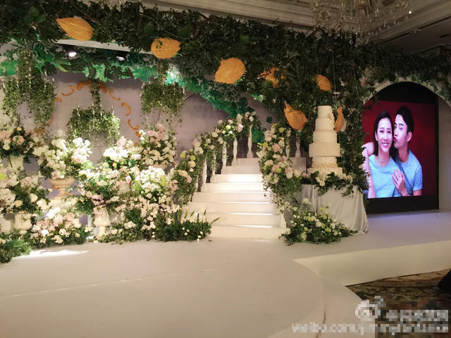  弦子李茂今日大婚  二人相拥亲吻场面感人_扬子