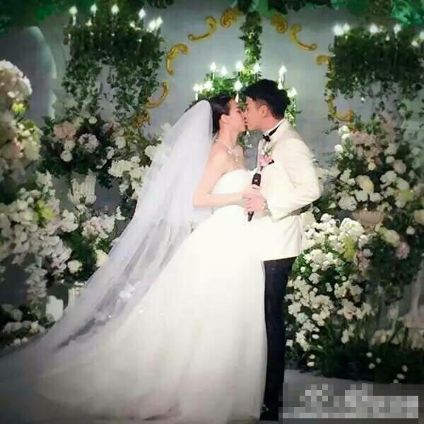  弦子李茂今日大婚  二人相拥亲吻场面感人 - 国