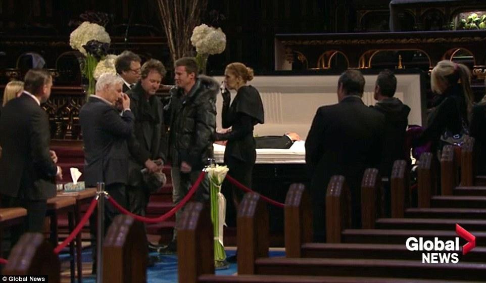 席琳迪翁全黑装现身老公葬礼 怀念故人哀痛不