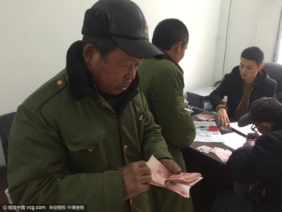 砖厂工人_重庆砖厂工人收入(2)