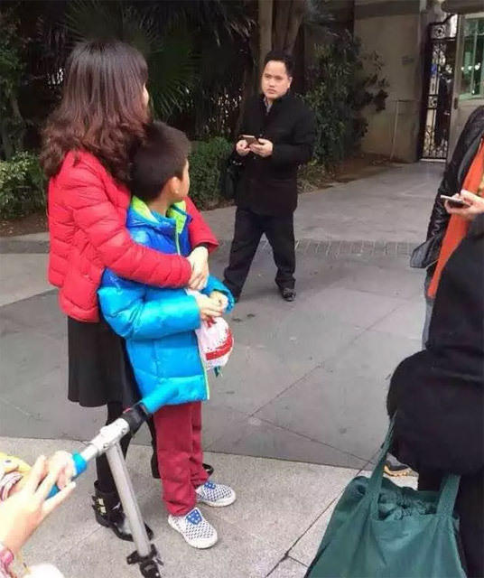  胖男压死72只猪  小猪死相惨不忍睹:四脚朝天,秒