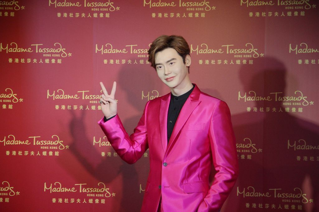  李钟硕亮相 香港杜莎夫人 蜡像 馆 粉红西装显骚