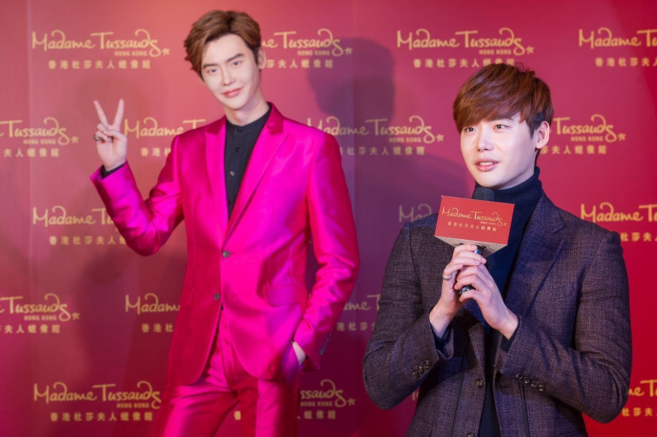  李钟硕亮相 香港杜莎夫人 蜡像 馆 粉红西装显骚