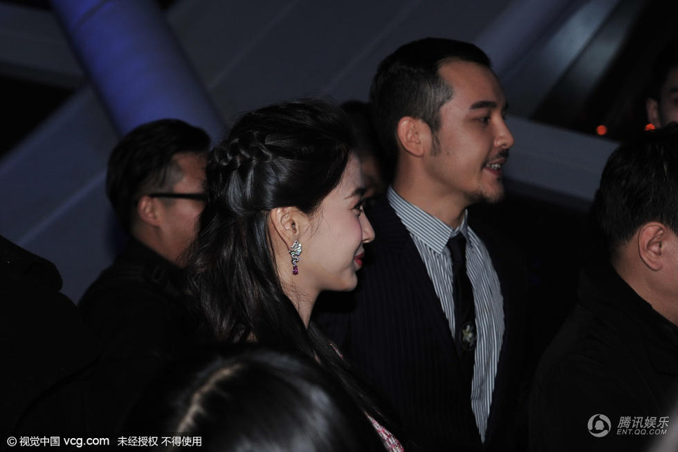 组图:黄晓明不吃醋?Angelababy与老外贴面吻