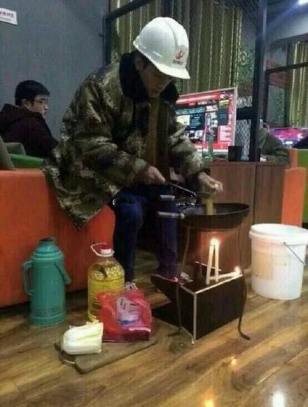 最强玩家吃住网吧:现场炒菜用帽子吃饭