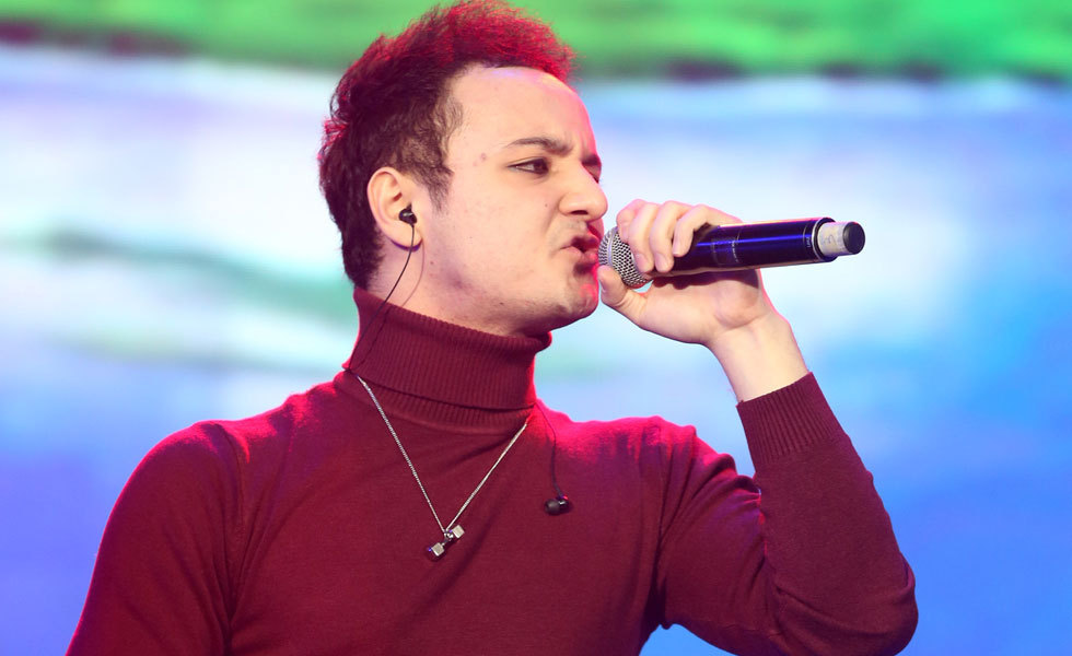 小童星阿尔法长大了 如今形象变换了风格