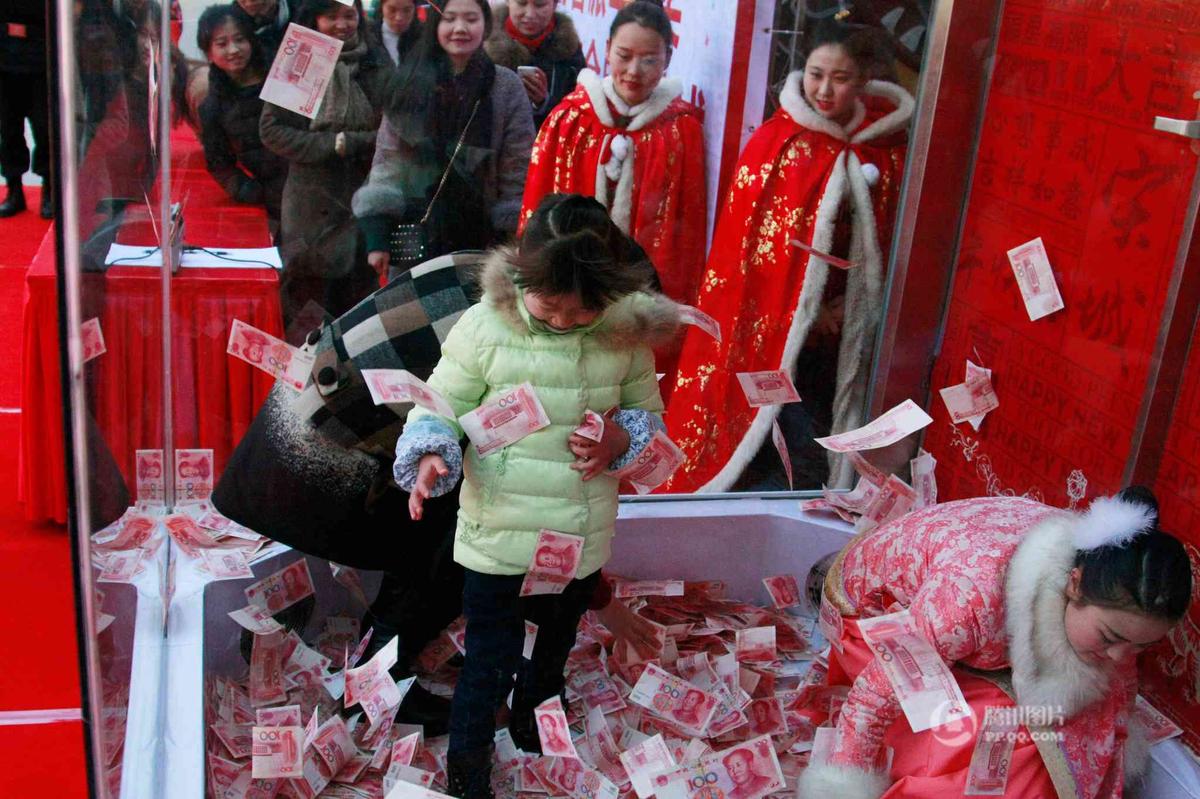 杭州景区给游客派发年终奖 百万大钞满天飞 (图)