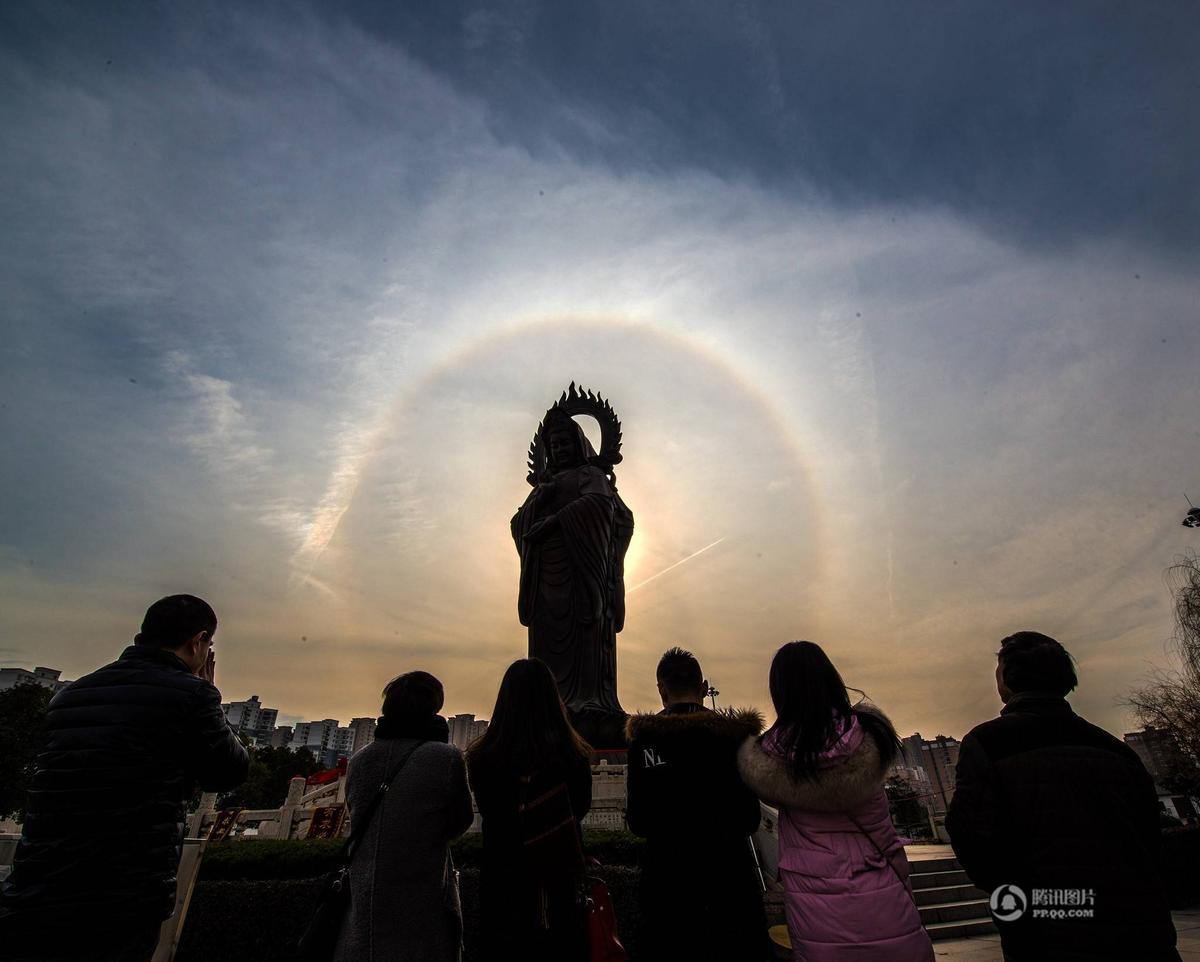 武汉归元寺现日晕景观 如“佛光”显现(高清组图)