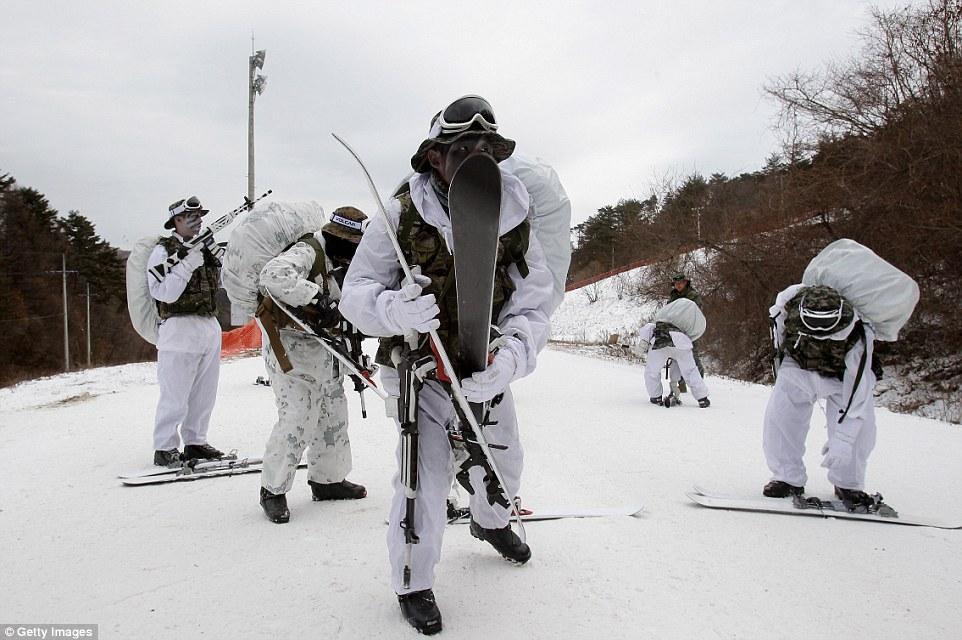 美韩士兵零下20度雪地中袒胸操练 为防备朝鲜(图)