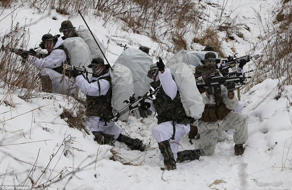 美韩士兵零下20度雪地中袒胸操练 为防备朝鲜(图)