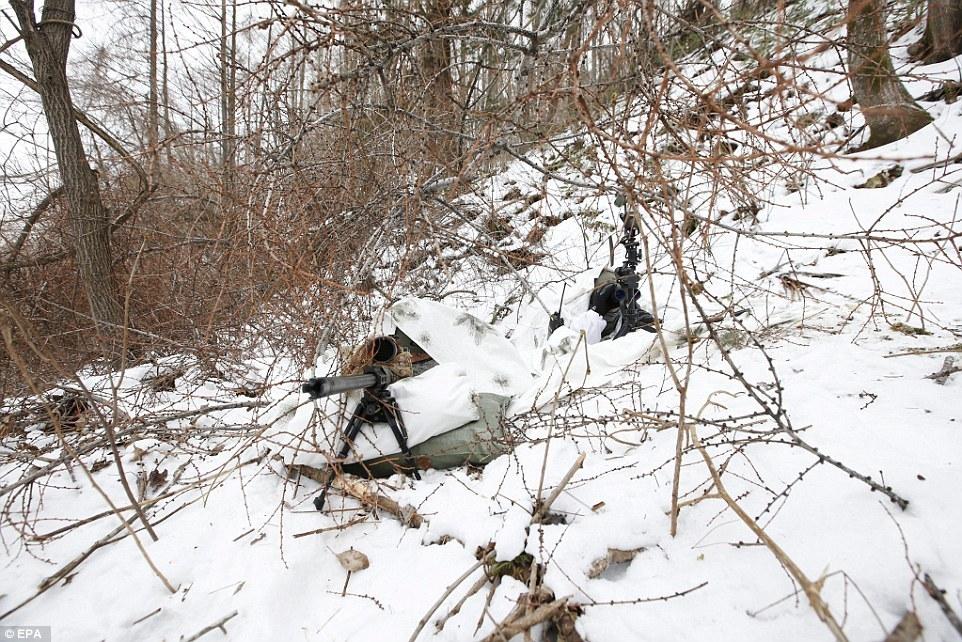 美韩士兵零下20度雪地中袒胸操练 为防备朝鲜(图)