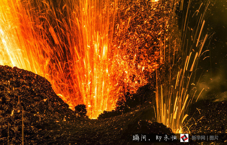 "地狱门口"拍摄火山喷发